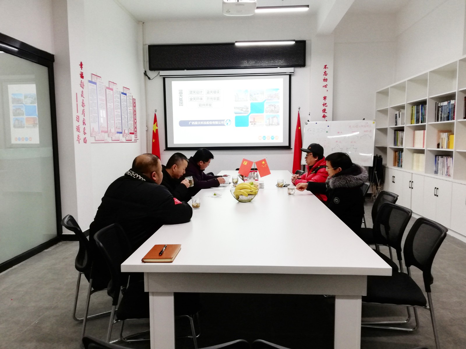 1626337037741179.jpg 会议室合照.jpg